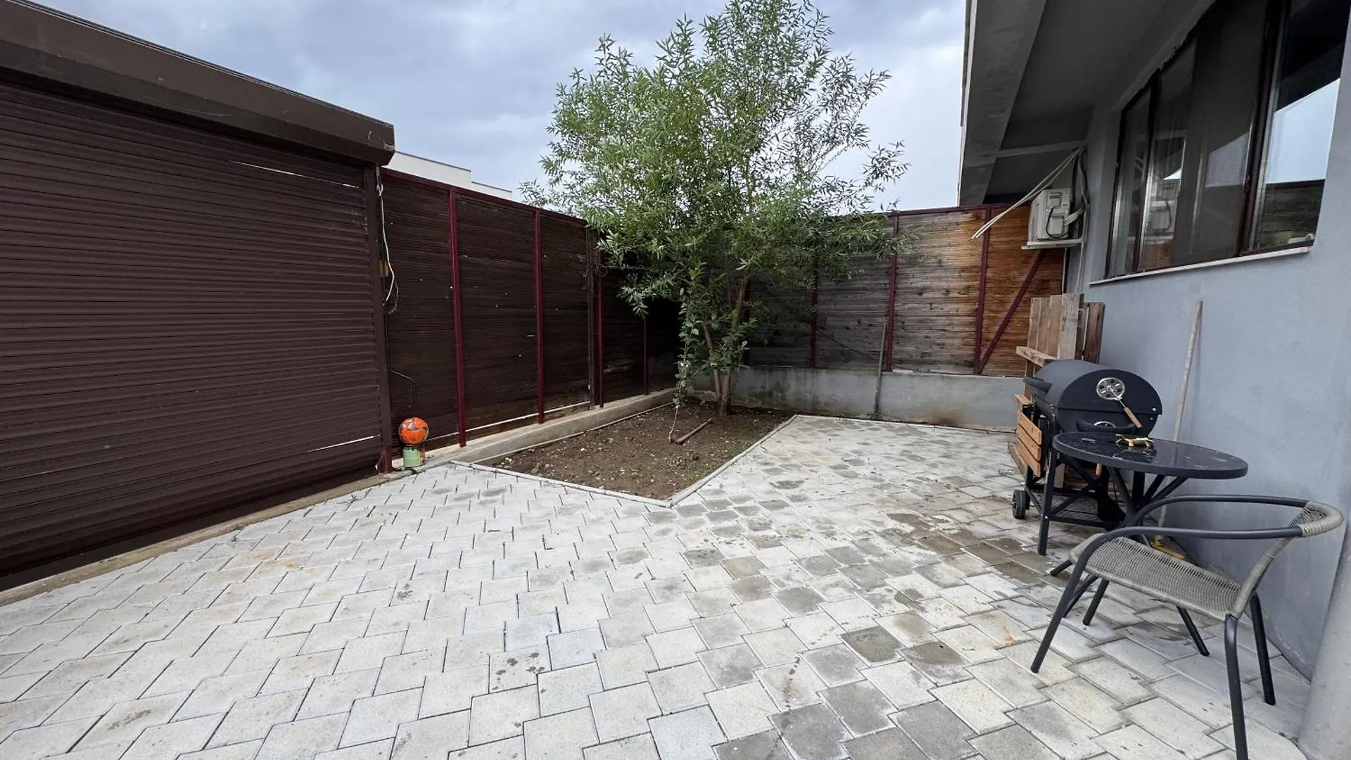 Apartment With Garden Bucarest