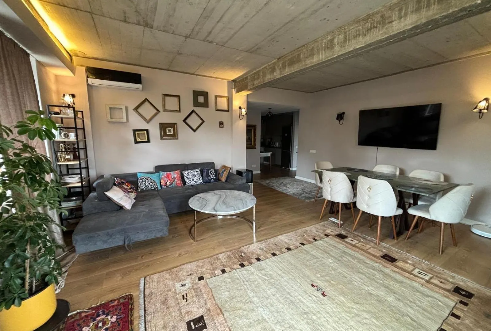 Apartment With Garden Bucarest